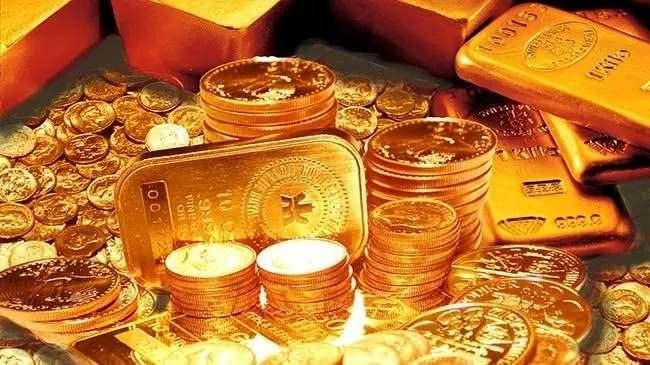 <p>Ancak Çin Merkez Bankası, 18 ay üst üste alım yaptıktan sonra Mayıs ayında rezervlerine altın alımına ara verdi. Bu seyrin nasıl devam edeceği yakından takip edilecek. Tüm bu faktörler altın fiyatlarının yönünde belirleyici rol oynayacak.</p>