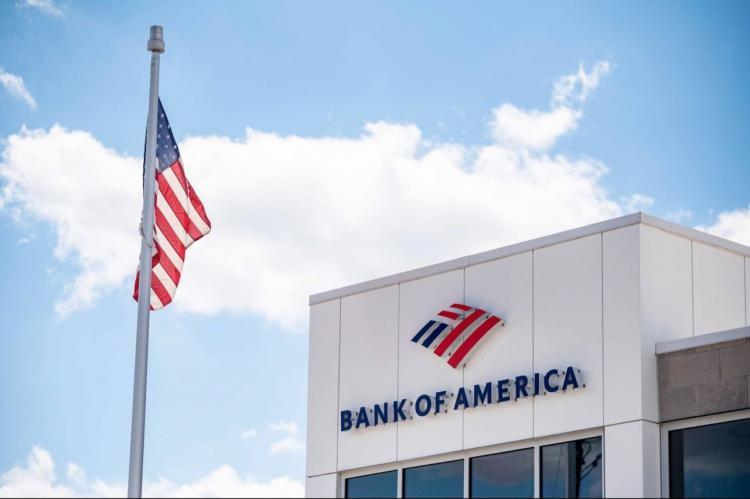 <p>ABD'li bankacılık devi Bank of America (BofA), altının ons fiyatının 2025 yılına kadar 3 bin doları aşacağını öngördü. Bankanın analizine göre merkez bankalarından gelen güçlü talep ve ABD Merkez Bankası'nın (Fed) faiz indirimlerine başlamasıyla birlikte yatırımcılar piyasaya geri dönecek.</p>