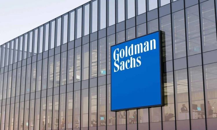 <p><strong>Goldman yıl sonu tahminini yükseltti</strong></p>
<p>Yatırım bankası devi Goldman Sachs da altında yükselişin sürmesini bekliyor. Banka, 2024 yıl sonu için altının ons fiyatı hedefini 2 bin 300 dolardan 2 bin 700 dolar seviyesine çıkardı.</p>
<p> </p>