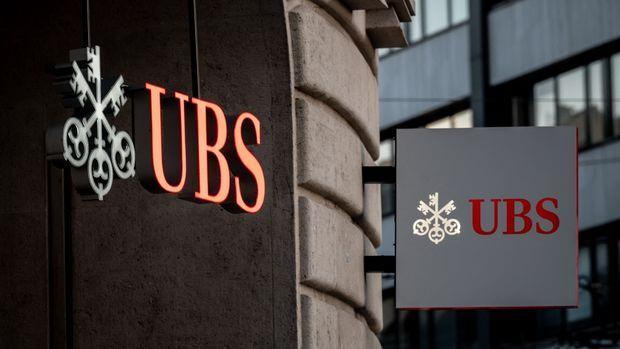 <p><strong>UBS Eylül'de 2 bin 500 Dolar bekliyor</strong></p>
<p>UBS stratejistleri altın tahminlerini Eylül ayı sonu itibarıyla ons başına 2 bin 500 Dolara, yıl sonu itibarıyla ise 2 bin 600 Dolara yükseltti.</p>