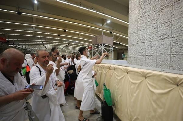 <p>Hac ibadetini yerine getirmek için Suudi Arabistan'da bulunan hacı adayları, Müzdelife'de şeytana atılacak taşları toplamalarının ardından Mina'daki "Cemerat" bölgesine vardı. Hacılar, burada şeytan taşladı.</p>

<p> </p>
