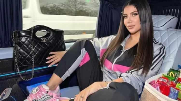 <p>Arjantinli model, televizyon sunucusu ve futbol menajeri Wanda Nara, eşi Mauro Icardi ve çocuklarıyla birlikte ligin tamamlanmasından sonra İstanbul'dan Milano'ya gitti.</p>

<p> </p>
