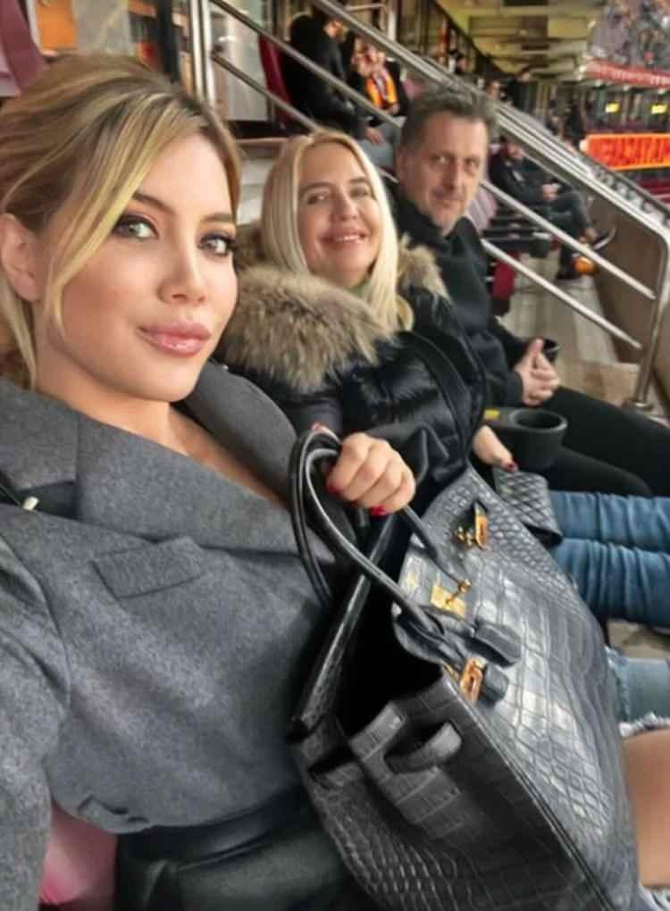 <p>Wanda Nara, ayrıca çantalarını sigortalattığını dile getirdi.</p>
<p> </p>