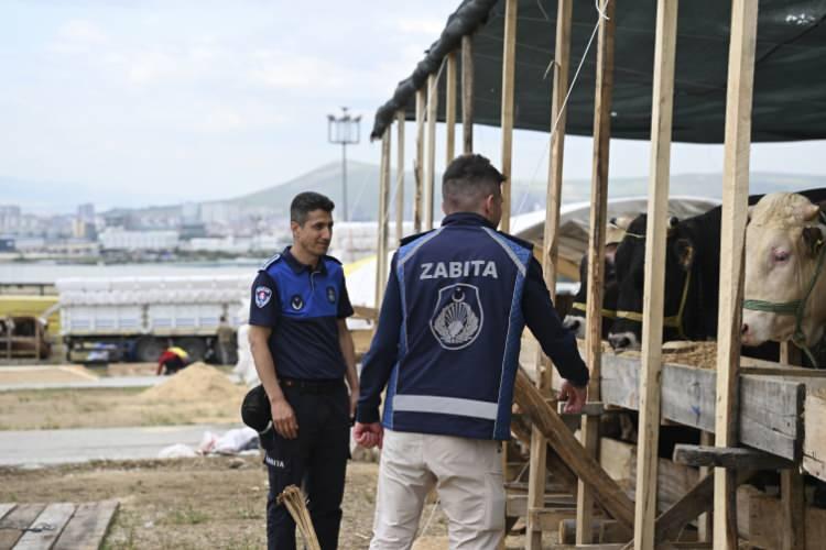 <p>Kurban kesimi sonucu oluşan atıklar, sızdırmaz, dayanıklı ve yüksek yoğunluklu siyah polietilen torbalara, torba hacminin üçte ikisini geçmeyecek şekilde konulacak.</p>
<p>Torbalar, ağzı iyice kapatılıp bağlanarak, Kurban Bayramı süresince düzenli hizmet verecek belediye temizlik ekiplerine teslim edilecek.</p>
<p> </p>