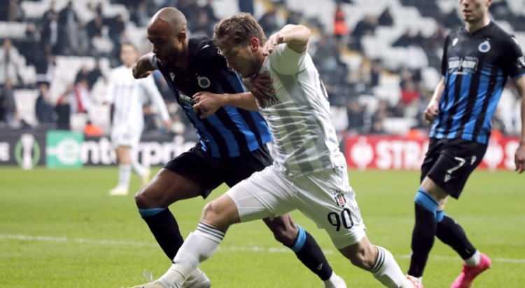 <p>Geçtiğimiz sezon siyah-beyazlı takım ile tüm kulvarlarda 35 maça çıkan genç yıldız adayı takımına 12 gol 3 asistlik katkı yaptı.</p>
