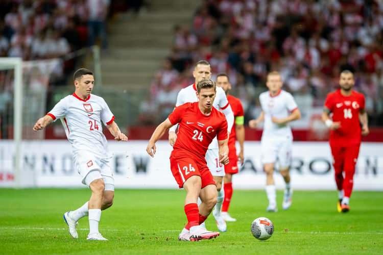 <p><strong>EURO 2024'TE TAKİP EDİLECEK</strong><br />
<br />
Haberde 18 yaşındaki genç futbolcunun Avrupa Şampiyonası'nda (EURO 2024) milli takım forması ile özel olarak takip edileceği aktarıldı.</p>