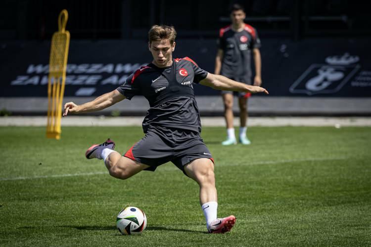 <p>Güncel piyasa değeri 12 milyon euro olan Semih Kılıçsoy'un Beşiktaş ile 30 Haziran 2028'e kadar mukavelesi bulunuyor.</p>