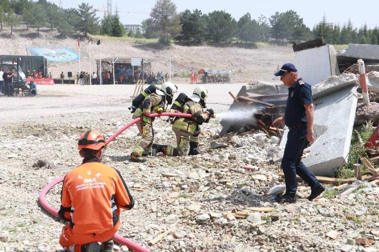<p>Anonsun ardından deprem sonrası yıkıma uğrayan alanların üzerinde TSK'ya ait Cougar tipi helikopterle havadan keşif uçuşu gerçekleştirildi. DAK timi, Sikorsky ile afet bölgesine iniş yaptı. Arama kurtarma köpekleri bölgeye indirilirken DAK timi önce depremzedelerin yakınlarını sakinleştirdi, ardından enkaz altında kalan vatandaşların yer tespiti için yaralılar ile iletişim kurmaya çalıştı. Enkaz altında canlı tespitinin ardından dinleme cihazlarıyla belirlenen noktalarda çalışma başlatıldı.</p>
