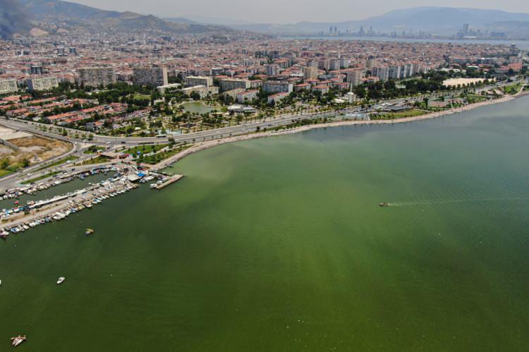 <p>Renk değişimleriyle beraber k&ouml;t&uuml; bir kokunun da yayıldığını aktaran Doğan Yaşar,<strong> "Bu renk değişimleri, tamamen planktonlar; yani mikroorganizmalar nedeniyle oluşuyor. Karşıyaka'da yeşil renk, burada g&ouml;rd&uuml;ğ&uuml;n&uuml;z gibi kırmızımtrak bir renk. Ciddi anlamda bir koku da var şuanda. Bunların nedeni; deniz suyunda her litrede yaklaşık 1 milyon organizma vardır. Bunlar sıcaklık ve kirlilikle beraber artarak deniz suyunda yaklaşık 2 milyonlara &ccedil;ıkar. 2 milyonlara &ccedil;ıkınca ortamda oksijen bırakmaz bunlar ve &ouml;l&uuml;rler. Mavi, yeşil, kırmızımtırak ya da beyaz g&ouml;r&uuml;rs&uuml;n&uuml;z bazen. Bunlar, bu t&uuml;rlere g&ouml;re değişir bu renkler; yani planktonların &ouml;l&uuml;leri nedeniyle oluşan bir renk bu. Bizim maalesef &uuml;lkemizin en b&uuml;y&uuml;k sorunlarından bir tanesi şu anda denizlerin foseptik olarak kullanılması. T&uuml;rkiye denizlerinde ilk defa 1955 yılında İzmir i&ccedil; g&ouml;lgesinde m&uuml;thiş bir plankton patlaması olmuştur. Sonu&ccedil;ta binlerce balık &ouml;lm&uuml;şt&uuml;r"</strong> dedi.</p>
