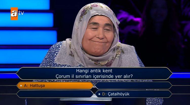 <p>Menekşe Hanım, <em><strong>"Bağlık ve bahçelik bir yerde yaşıyorum. Tarım ve hayvancılıkla geçim sağlanıyor. Ben ev hanımıyım. Tarlada eşime ve kardeşime yardımcı oluyorum. Solucan gübresi üreticisiyim ben aynı zamanda. Devletimizin vermiş olduğu destek kapsamında eğitime katıldım. 500 kişilik sınav yapıldı 10 kişi birinci seçildi bizi Viyana'ya eğitime getirdiler. Eğitimde gelince de bana solucan gübresi verdiler. Herkes bunu yapabilir"</strong></em> dedi.</p>