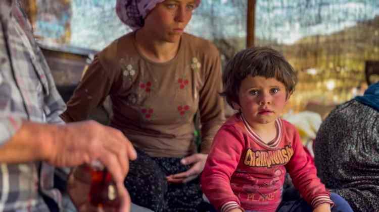 <p>Dünyaya 10 çocuk getirdiğini anlatan anneanne Hatice Uçar (67), "Torunumu ben büyüttüm. Ali, en küçük yörük, çadırda doğdu büyüdü. Büyüyünce çok iyi biri, gözü açık biri olacak gibi görünüyor. Benim çocuklarım okumadı hayvancılıkla uğraşmaya başladı. 10 tane çocuk büyüttüm. Ali evlattan da tatlı bir şey oldu. Evlatlarımda böyle oldu mu bilmiyorum. Bizim kıymetlimiz, neşemiz. Torunum okumak isterse çadırı söker ineriz şehre" dedi. </p>
<p> </p>