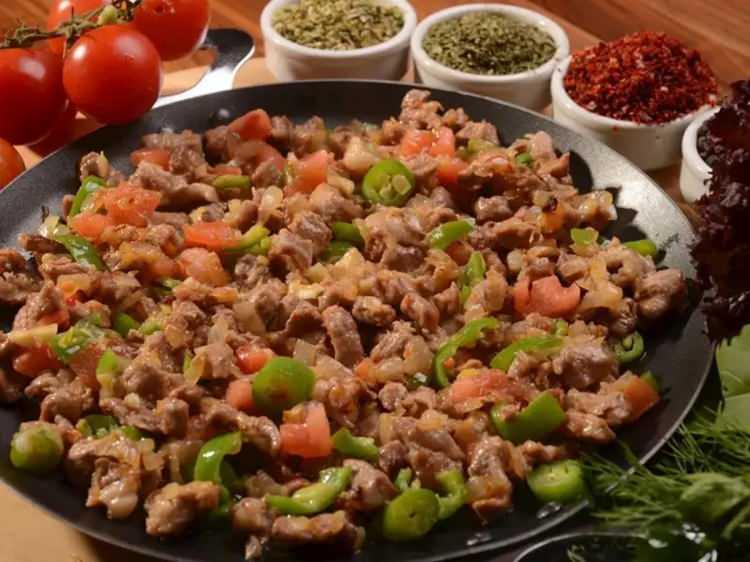 <p>Kurban Bayramı'nda sevilerek tüketilen yiyeceklerin en başında kavurma yer alıyor. </p>