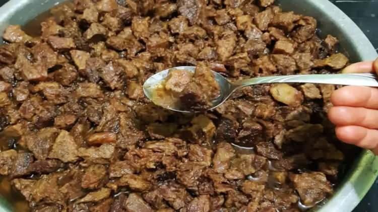 <p>Etlerin sert olmasını istemiyorsanız içerisine tuz ve baharatları en son ekleyin.</p>