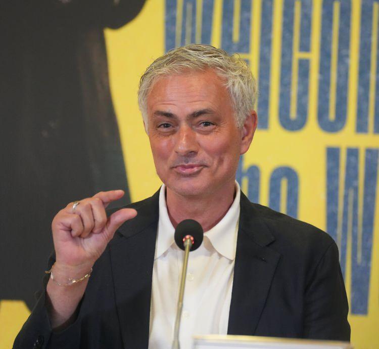 <p>Sarı-lacivertlli kulüpte başkan Ali Koç, Mourinho ve ekibine totalde 12 milyon euro para ödeyeceklerini ifade etmişti.</p>
