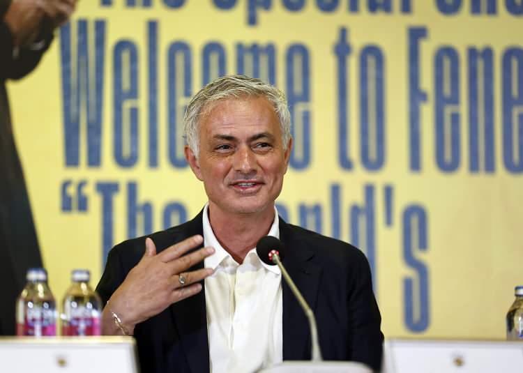 <p><strong>MOURİNHO 5. SIRADA</strong><br />
<br />
Fenerbahçe'nin geçtiğimiz günlerde KAP'a yaptığı açıklamada ise Jose Mourinho'nun yıllık maaşının 10 milyon 500 bin euro olduğu ifade edildi. <br />
<br />
Tecrübeli teknik adam böylece dünyanın halihazırda aktif olarak en çok kazanan 5. teknik direktörü oldu.</p>