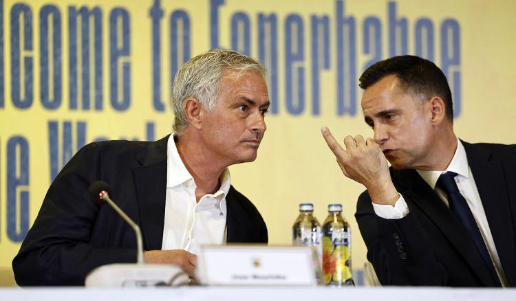 <p>Fenerbahçe'nin geçtiğimiz günlerde teknik direktörlük görevine getirdiği Jose Mourinho, en fazla maaş alan aktif hocalar içinde yer aldı.</p>
