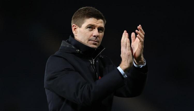 <p>Üçüncü sırada Suudi Arabistan Ligi ekibi Al Ettifaq'ın başında bulunan Steven Gerrard var. İngiliz teknik adam, 15.2 milyon euro kazanıyor.</p>