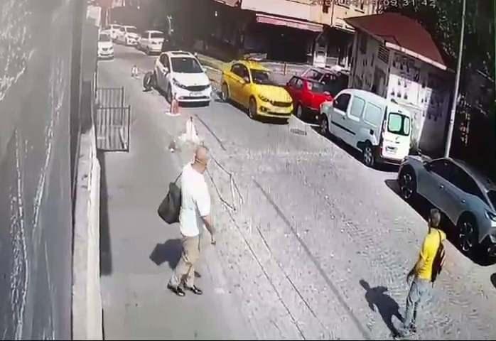 <p>Önceden arkadaş oldukları öğrenilen şüpheliler plan dahilinde bu otomobili kullanarak olay yerine geldi. Ve güvenlik görevlisinin alarmları susturmasıyla rahat bir şekilde içeri girdi.</p>
