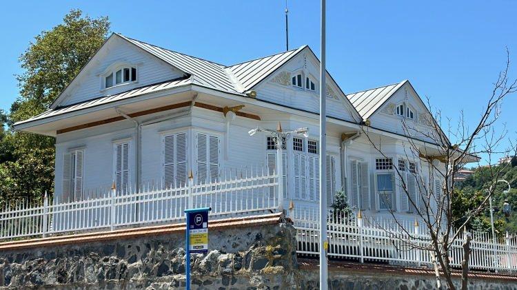 <p>Soygunun ortaya çıkmasının ardından polis ekipleri, 24 saat içinde 400 saatlik güvenlik kamera kayıtlarını inceleyerek önce soygunda kullanılan otomobili Pendik’te terk edilmiş halde buldu. Ardından da şüphelilerin kimliklerini tespit ederek operasyon için düğmeye bastı.</p>
<p> </p>