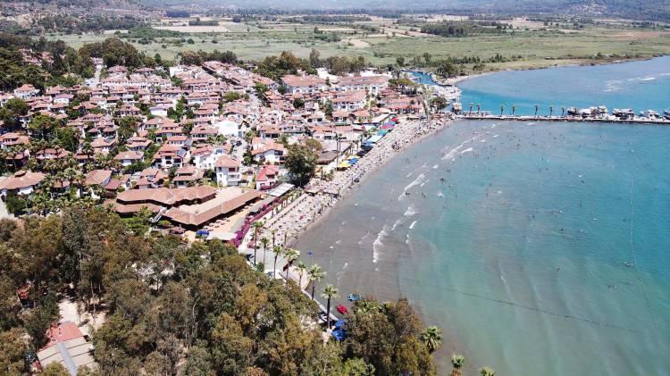 <p>Hava sıcaklığının 40, deniz suyu sıcaklığının 29 derece ölçüldüğü Muğla'nın turizm merkezlerinde tatilciler ve vatandaşlar denize girdi, plajda güneşlendi. </p>

