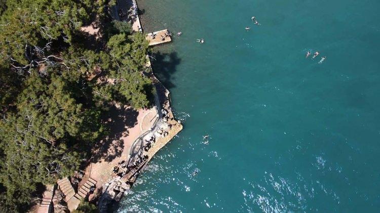 <p>Bodrum'da da turistik tesislerin bulunduğu sahil kesimlerinde tatilciler, plajlarda hareketliliği artırdı.</p>
