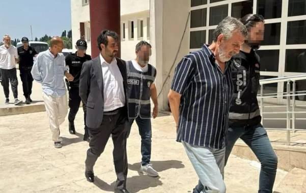 <p>Aralarında ünlü oyuncu Yusuf Atala'nın da olduğu şüpheliler, Yalova Cumhuriyet Başsavcılığı'nın başlattığı soruşturma kapsamında emniyetteki işlemlerinin ardından Yalova Adliyesi'ne getirildi.</p>
