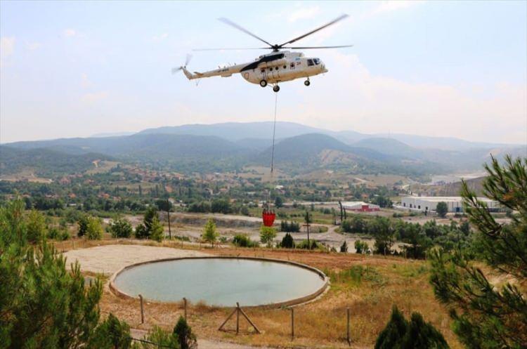 <p>Tarım ve Orman Bakanlığına bağlı Orman Genel Müdürlüğünce 2003-2004 döneminde yangınlarla mücadelede görev alacak hava ve kara araçlarının etkinliğinin artırılması için mevcut doğal su kaynaklarından (deniz, göl, baraj, akarsu gibi) uzak noktalara çok sayıda gölet ve yangın havuzları inşa edilerek, bu araçların suya erişim mesafeleri ciddi oranda düşürüldü.</p>
<p> </p>
