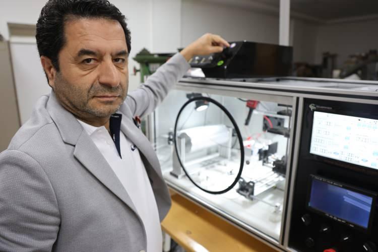 <p>3 yıllık bir Ar-Ge çalışması sonucunda bütün bileşenlerini yerli ve milli imkanlarla üretilen ve nanofiberler için çok yönlü ve etkili bir üretim yöntem olan elektrospin cihazı ile özellikle, lityum iyon piller, yakıt gibi enerji depolamada, boya duyarlı güneş pilleri ve süper kapasitörler gibi uygulama alanlarına sahip olup, bu yöntem nanofiberlerle, enerji depolamaya yönelik fonksiyonel malzemeler üretimi açısından büyük katkı sağlıyor.</p>
