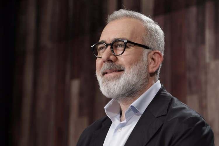<p><strong>BAHADIR YENİŞEHİRLİOĞLU</strong></p>

<p><strong>AK Parti Grup Başkanvekili Bahadır Yenişehirlioğlu; "Bünyesinde yüksek manevi değerleri ve hikmetleri barındıran mübarek Kurban Bayramına bir kez daha ulaşmanın huzurunu, sevincini, heyecanını ve bereketini yaşıyoruz.</strong></p>

<p><strong>Allah'ın mağfiretiyle kuşattığı, gökten insanlığın üzerine yağmur misali rahmet yağdığı bu müstesna günlerde vicdandan mahrum, merhamete muhtaç bırakılmış diyarları da unutmamak gerekmektedir. 'Komşusu tokken aç yatan bizden değildir.' öğüdüyle ümmetine adeta vicdani bir istikamet çizen sevgili Peygamberimizin yolundan ilerlemeliyiz. Filistin'in acısını yüreğimizde hissetmeli ve dualarımızdan kardeşlerimizi eksik etmemeliyiz. Manevi atmosferini yaşadığımız Kurban Bayramının, birbirimizi hatırlamaya, kardeşlik ahdimizi yenilemeye, birlik ve beraberliğimizi pekiştirmeye vesile olmasını temenni ediyorum. Başta şehit aileleri olmak üzere değerli hemşehrilerimin, aziz milletimizin ve bütün İslam Âleminin Kurban Bayramı'nı tebrik ediyor; bayramın getirdiği kardeşlik, dayanışma ve yardımlaşma ruhunun bütün dünyaya hâkim olmasını diliyorum."</strong></p>
