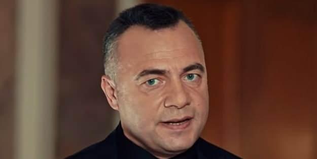 <p>Ama Hızır Çakırbeyli karakterini bütün notalarına basarak oynamak hem daha önemli hem de daha zor.</p>

<p> </p>
