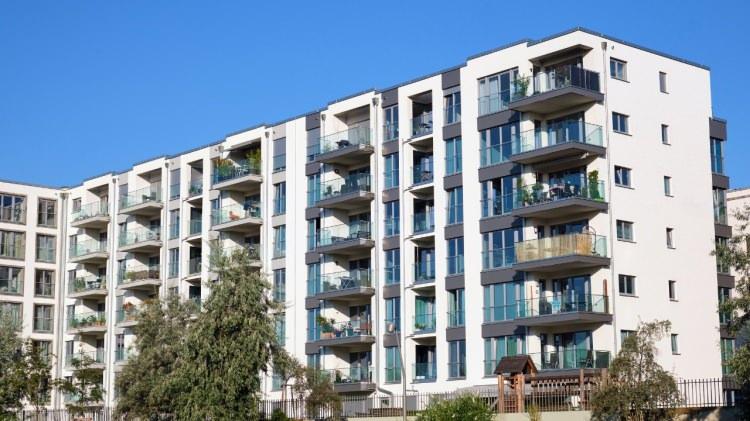 <p>Öte yandan, cari kira fiyat yıllık artış oranlarında düşüş sürüyor. Türkiye genelinde ortalama kiralık konut ilan metrekare fiyatındaki yıllık artış oranı mayıs ayında yüzde 49,8’e geriledi.</p>
<p> </p>