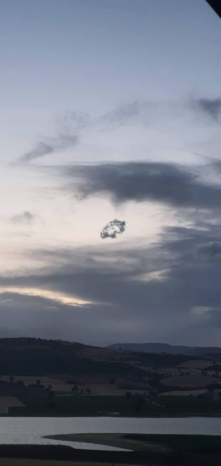 <p>İlçedeki Kartalkaya Barajı semalarında görülen ve uyuyan çocuk yüzünü andıran bulutu, 18 yaşındaki Oğuzhan Özcan fotoğrafladı.</p>
