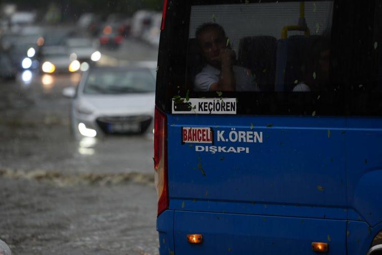 <p>Trafikteki sürücüler de araçlarını durdurup, yağışın sona ermesini bekledi. </p>
