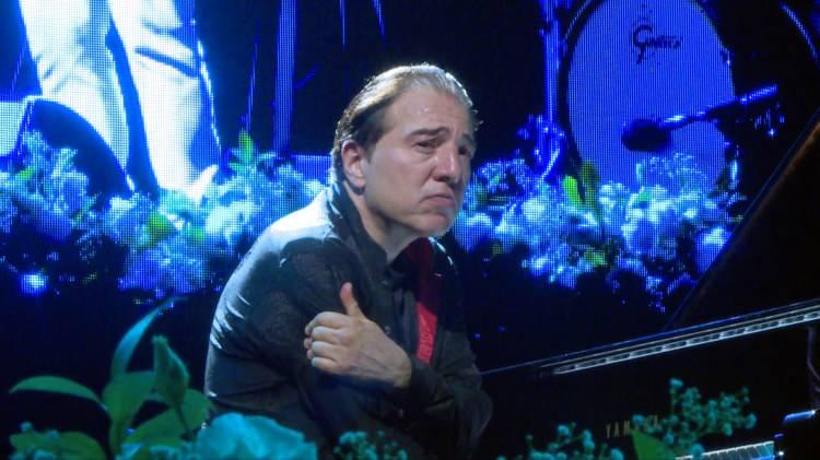 <p>Say, sevilen bestelerinin yanı sıra çeşitli caz eserlerini seslendirdi. Say'ın sahnesine Türkiye'nin önde gelen müzisyenlerinden oluşan Akra Jazz Band ve vokalde Eylül Ergül eşlik etti.</p>
<p> </p>