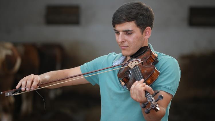 <p>Her gün mandırada bakımını yaptığı hayvanlarına keman çalan Keleş, bu sayede hem kendisini geliştiriyor hem de huzur buluyor</p>
