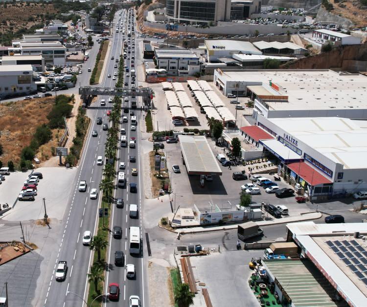 <p>Birçok otelin doluluk oranları yüzde 90'lara çıktığı da öğrenildi. Bodrum Kaymakamlığı ilçede güven ve huzuru sağlamak için ilçeye takviye polis getirttirdi. Bodrum Belediyesi saha ekiplerinin ise 24 saat esaslı çalışacağı öğrenildi. </p>
