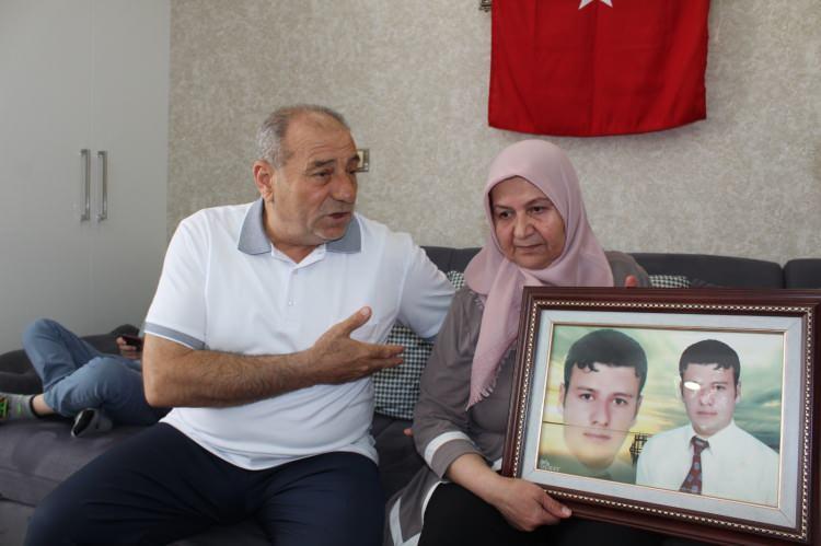 <div>Devlet olarak her zaman şehit ailelerinin yanında olduklarını belirten Siirt Aile ve Sosyal Hizmetler İl Müdürü Sabri Sidar, <strong>"Bugün Kurban Bayramı ve Babalar Günü dolayısıyla şehit ailelerimizi ziyaret ediyoruz. Bakanımız Mahinur Özdemir Göktaş'ın selamlarını ilettik. Bizler her zaman şehit ailelerimizin yanında olmaya devam edeceğiz. Bizim gayemiz yanlarında olduğumuzu ailelerimize hissettirmektir" </strong>diye konuştu.</div>

<div> </div>
