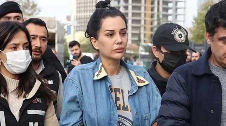 <p><strong>"İNTİHAR RİSKİ"</strong></p>

<p>Ruhsal sorunlar yaşadığı iddia edilen Dilan Polat'ın Adli Tıp'ta muayene edildiği vurgulandı.</p>
