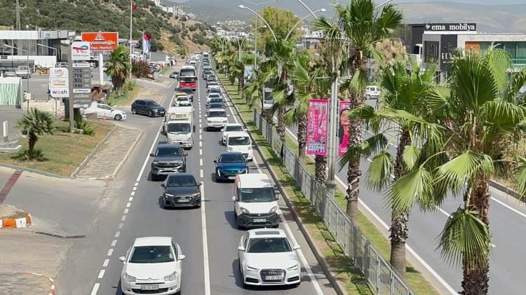 <p>Tatile 1 gün önceden araçlarıyla gelen 2'inci konut sahipleri ve otelde konaklayacak olan yerli turist Bodrum'da trafiği durma noktasına getirdi.</p>
