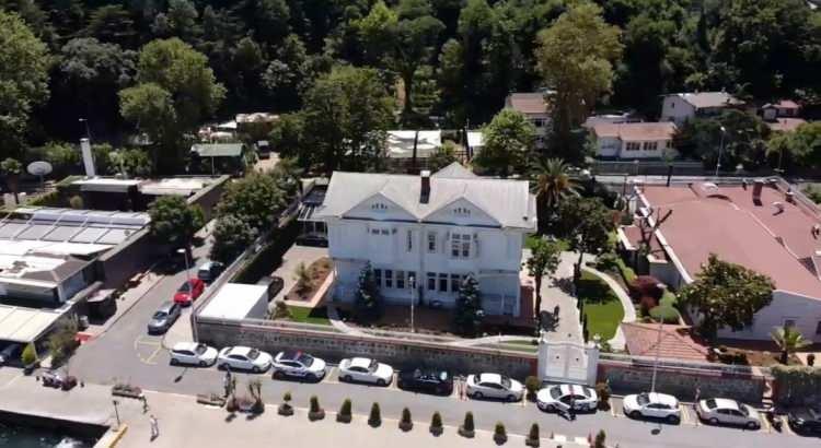 <p>Hırsızların kamyonete binerek uzaklaştıkları belirlendi. Olayla ilgili çalışma başlatan Asayiş Şube Müdürlüğü Hırsızlık ve Yankesicilik Büro Amirliği ekipleri hırsızları yakalamak için çalışma başlattı.</p>
<p> </p>