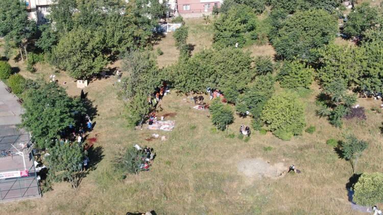 <p>Sultangazi’deki boş bir alanda belediyenin astığı “Burada kurban kesmek yasaktık" afişlerine aldırış etmeyen vatandaşlar kurbanları bu pankartların hemen yanında kesti.</p>
