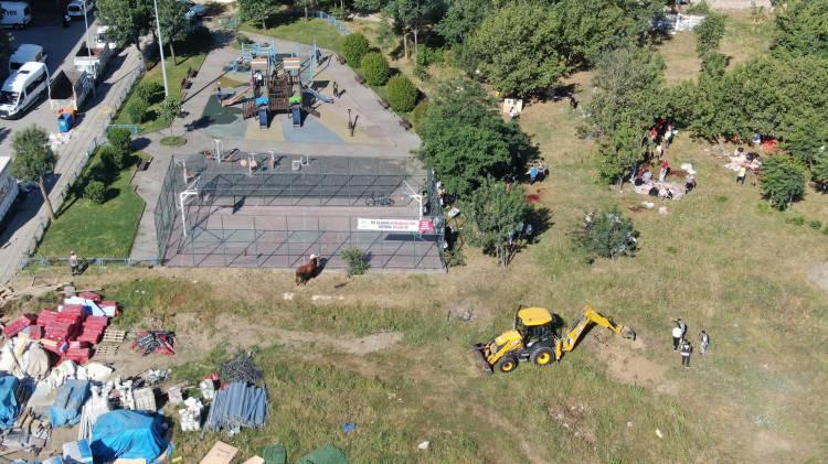 <p>Kurban Kesim merkezlerindeki kuyruklarda beklemek istemeyen vatandaşlar kurbanlarını alarak boş alanlara geldi. </p>
