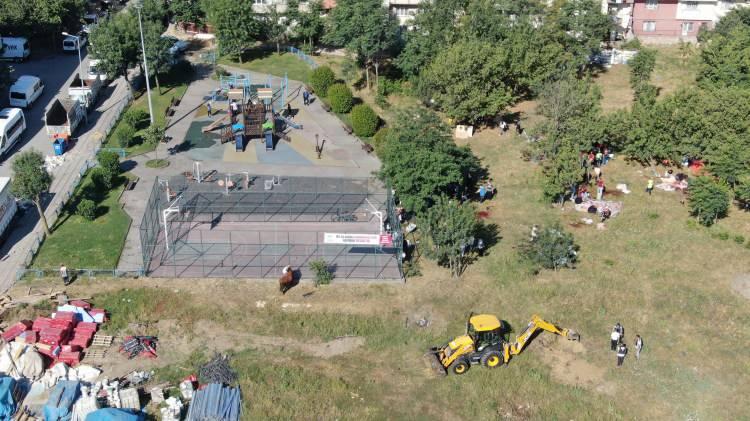 <p>Kurban Bayramının ilk gününde kesim merkezleri önünde sıra beklemek istemeyen bazı vatandaşlar yine kurbanları buldukları boş alanlarda kestiler. </p>
