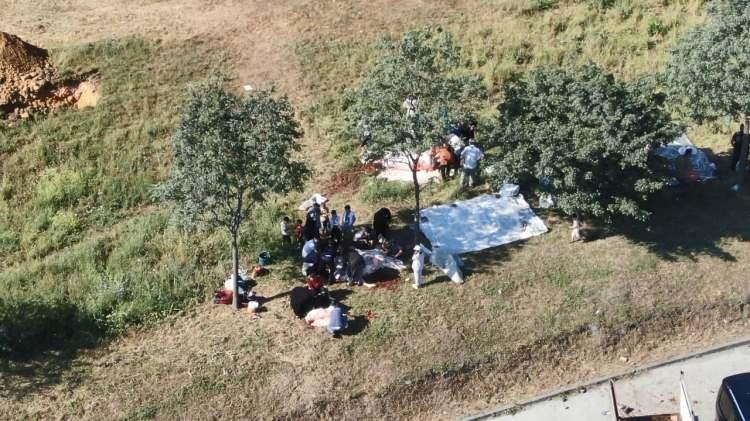 <p> Kısa süre içinde adeta kurban kesim merkezine gelen alandaki yoğunluk gün boyu sürdü. Vatandaşlar kurbanları kestikten sonra açık alanda parçaladıkları ve kasalara koydukları görüldü.</p>
