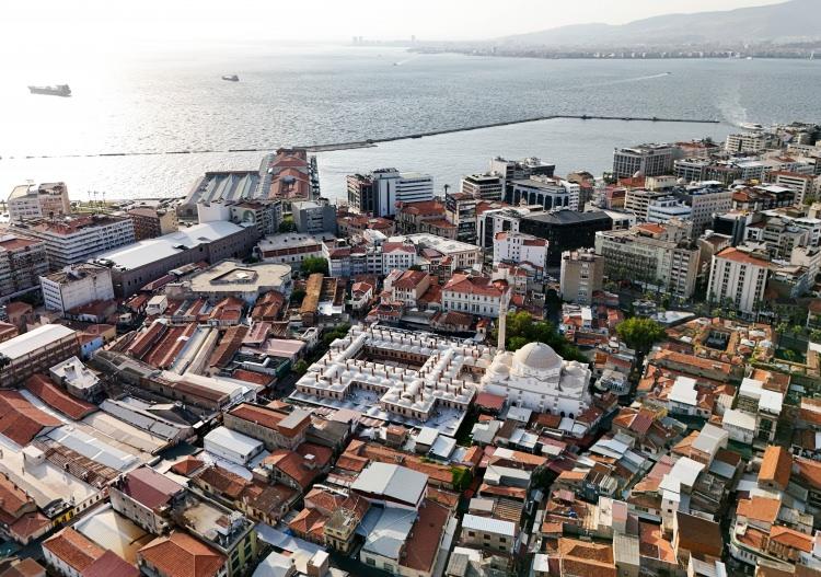 <p>İzmir'de Kemeraltı Çarşısı'nda bulunan ve Osmanlı döneminden kalan 280 yıllık tarihi Kızlarağası Hanı, yerli ve yabancı turistleri ağırlıyor.</p>
