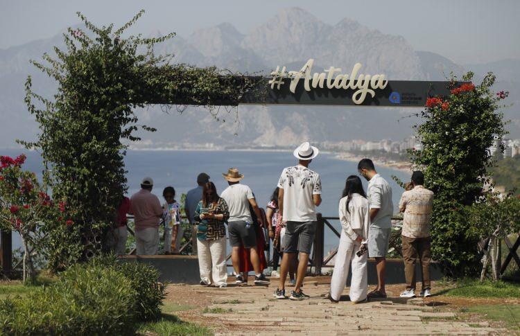 <p>Bu gözde turizm merkezlerinde yer bulamayanlar, vali de dahil kentte tanıdığı üst düzey isimleri arayıp, yardım istiyor.</p>
