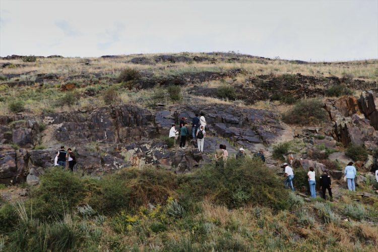 <p>Her sene bölgeye yurt içi ve dışından çok sayıda turistin geldiği, UNESCO Dünya Miras Listesi'ne 2004 yılında dahil olan ve günümüze kadar korunan Tamgalı petrogliflerini bilim insanları da ziyarete geliyor.</p>
