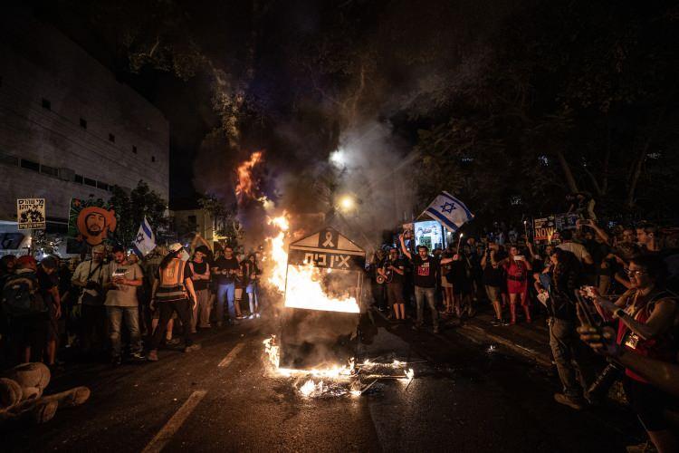 <p>Gazze Şeridi’ndeki İsrailli esirlerden Itzhak Elgarat’ın kardeşi Danny Elgarat, konuşmasında, Başbakan Netanyahu’yu suçladı.</p>
