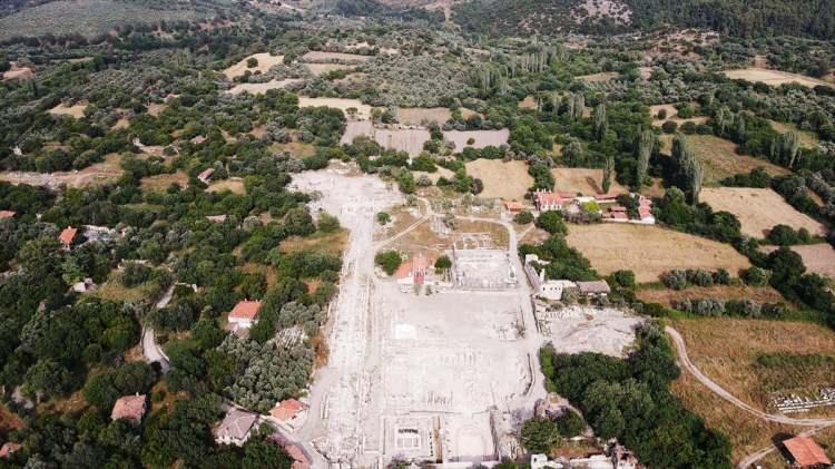 <p>Söğüt, kentteki spor okulu ile meclis binası çevresinde de arkeolojik kazı ve restorasyon çalışmaları yapacaklarından bahsederek Söğüt, "Özellikle Bouleuterion'da (meclis binası) antik dönemden günümüze izleri görmek mümkün. Menippos'un yaptığı takvimle, hiç okuma yazma bilmeyen insanların bile parmaklarını sayarak ayları hesaplayabildiklerini görebiliriz. Yaklaşık 1723 yıl öncesinde kayıt altına alındığı bildiğimiz Bouleuterion'da restorasyon çalışması gerçekleştireceğiz. Roma alanında yakın bir zamanda çalışmaya başlayacağız." ifadelerini kullandı.</p>

<p>Antik kentte son yıllarda yürütülen çalışmalarla ziyaretçi sayısında her yıl artış yaşandığına işaret eden Söğüt, kentin tanıtımıyla ilgili de yoğun çaba gösterdiklerini belirterek sözlerini tamamladı. </p>
