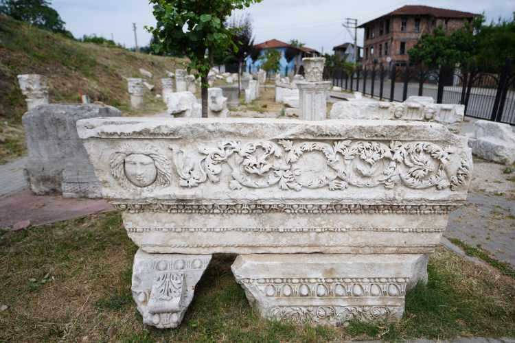 <p>Düzce Belediyesi Kültür İşleri Müdürü Burçin Sarıcan, antik kent hakkında bilgilendirmede bulunurken, antik tiyatronun korunmuşluk anlamında Anadolu coğrafyasındaki en değerli tiyatrolardan biri olarak değerlendirildiğini aktardı.</p>
